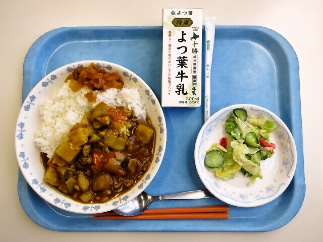カレーライス、福神漬、フレンチサラダ、牛乳