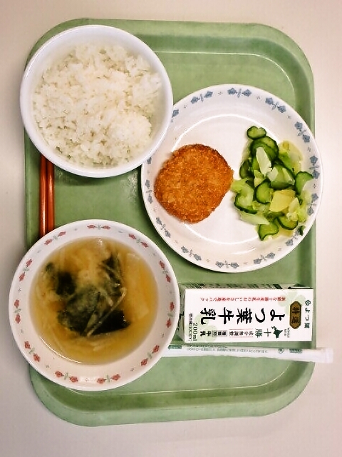 ごはん、みそ汁（大根・かわめ）、鮭メンチカツ、即席漬け、牛乳