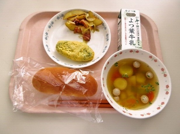 コッペパン、リーキのポトフ、オムレツ、ジャーマンポテト、牛乳