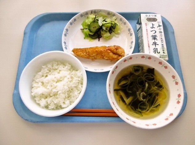 ごはん、わかたけ汁、ささみの黒酢風味、やみつききゃべつ、牛乳