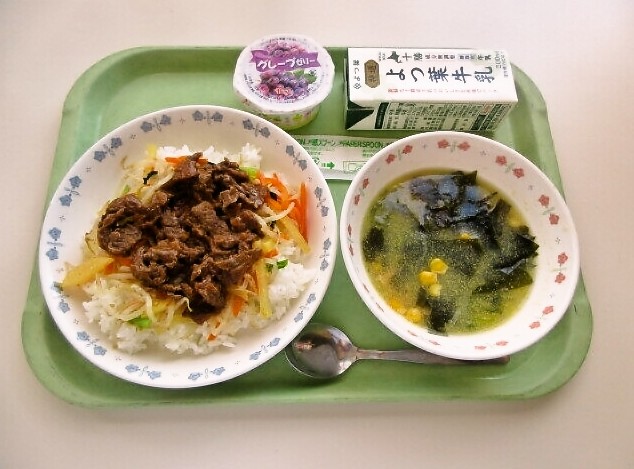 しほろ牛のビビンバライス、コーン中華スープ、ぶどうゼリー、牛乳