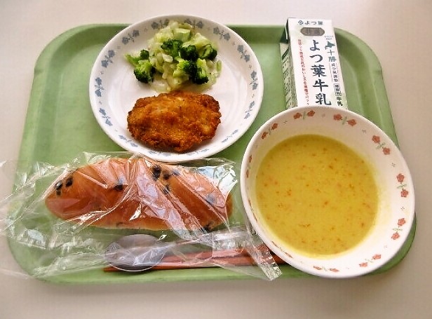 チョコチップパン、コーンポタージュ、クリスピーチキン、グリーンサラダ、牛乳