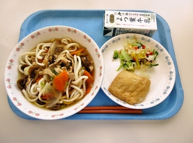 なめこうどん、きつね餅、カラフルサラダ、牛乳