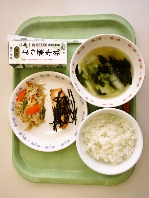 ごはん、みそ汁（白菜・小松菜）、ささみのマヨだれ焼き、切干大根の洋風煮、牛乳