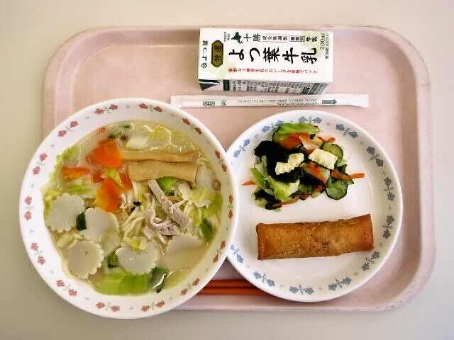 ちゃんぽん麵、春巻き、海藻サラダ、牛乳