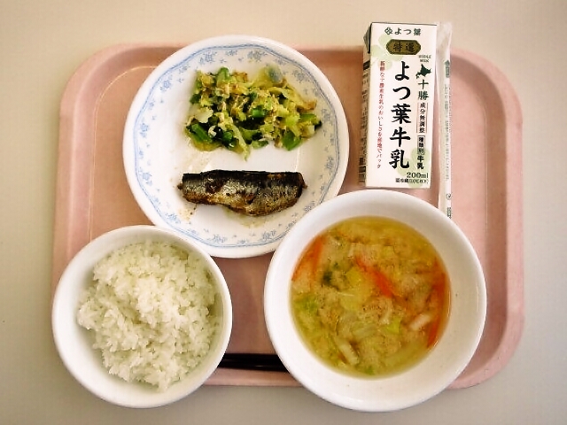 ごはん、みそ汁（白菜・人参）、いわしの生姜煮、からし和え、牛乳