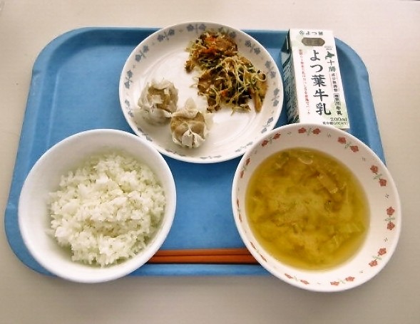 ごはん、みそ汁（きゃべつ・玉ねぎ）、焼売、ビーフン炒め、牛乳