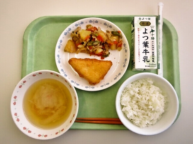 ごはん、みそ汁（大根・人参）、チーズはんぺんフライ、肉じゃが、牛乳