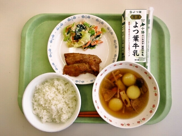 ごはん、いも団子汁、豚肉の漬け焼き、ささみのごまドレ和え、牛乳