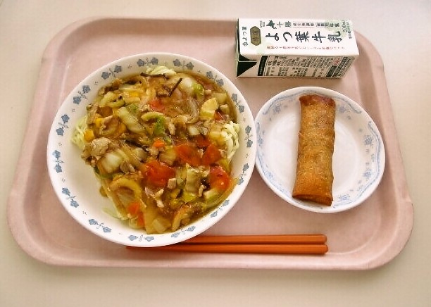 あんかけ焼きそば、春巻き、牛乳