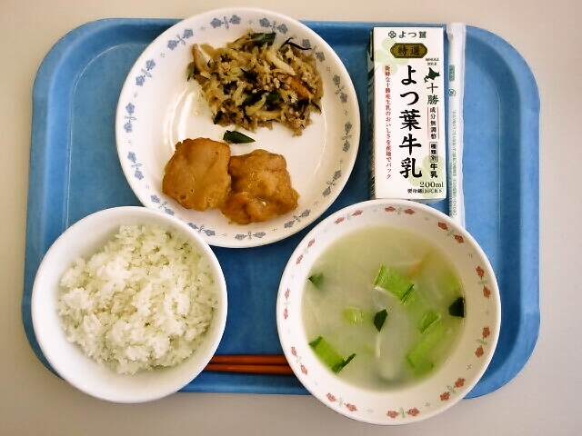 ごはん、チンゲン菜スープ、ミニチキン醬油、切り干し大根の炒め煮、牛乳