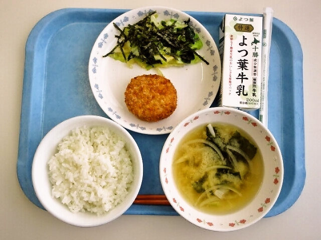 ごはん、みそ汁（玉ねぎ・わかめ）、れんこんカツ、キャベツの磯和え、牛乳