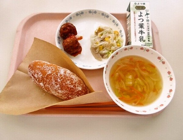 揚げパン、野菜スープ、ケチャップあん肉団子、大根サラダ、牛乳