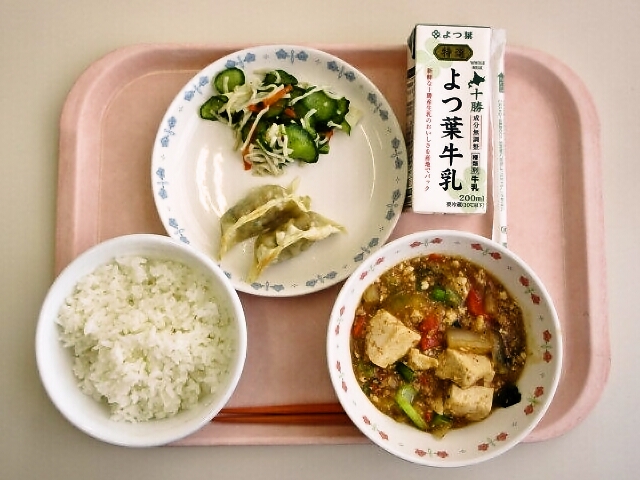 ごはん、麻婆豆腐、焼き餃子、いかとかまぼこの和え物、牛乳