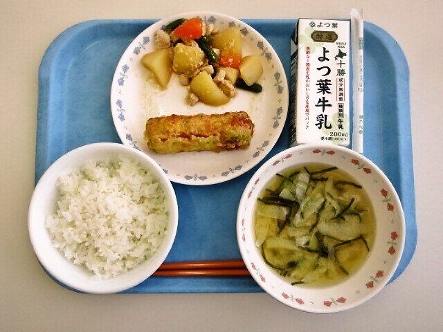 ごはん、みそ汁（きゃべつ・昆布）、ちくわの磯辺揚げ、じゃがいもと鶏肉のうま煮、牛乳