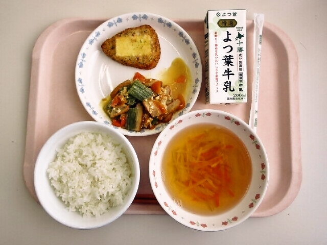 ごはん、大根のすまし汁、チキンのオーブン焼き、ふきのみそ炒め、牛乳