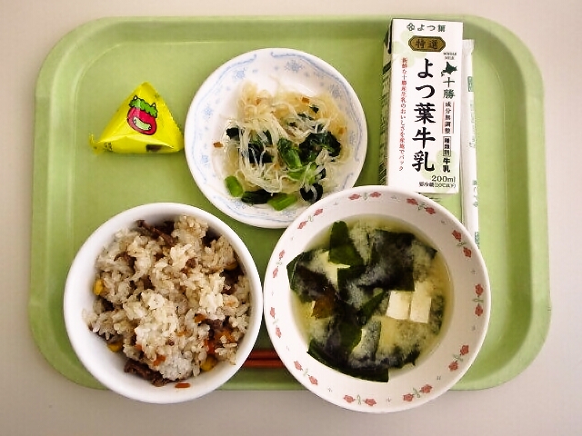 しほろ牛めし、みそ汁（豆腐・わかめ）、大根と青菜のサラダ、黒糖福豆、牛乳