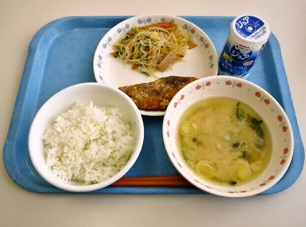 ごはん、みそ汁（じゃがいも・長ねぎ）、たらのスパイス揚げ、春雨サラダ、ジョア（プレーン）