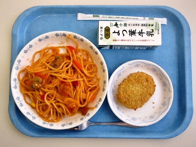 スパゲッティナポリタン、野菜コロッケ、牛乳