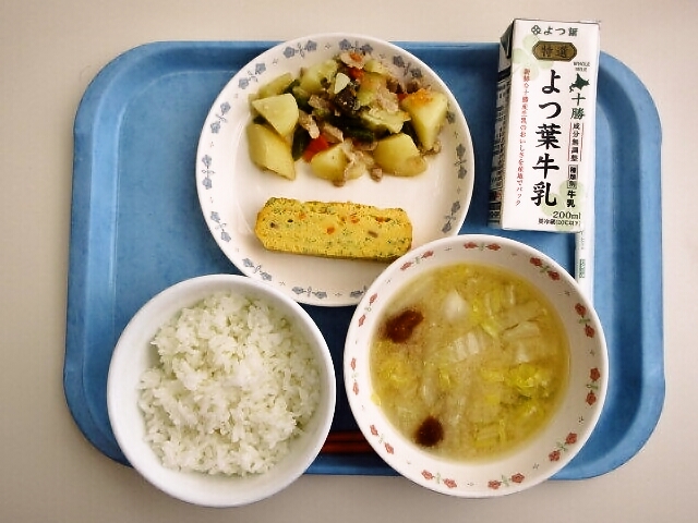 ごはん、みそ汁（白菜・なめこ）、五目卵焼き、塩肉じゃが、牛乳