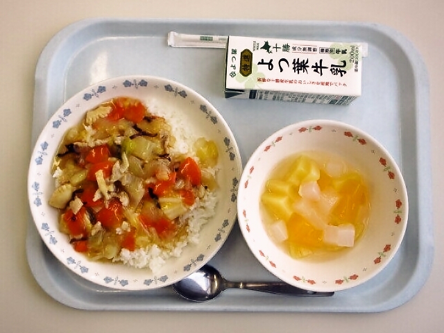 中華丼、パインゼリー和え、牛乳