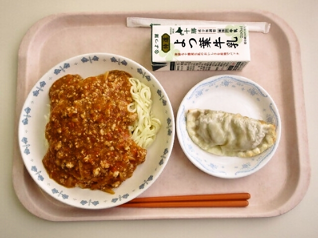 ジャージャー麵、ジャンボ餃子、牛乳