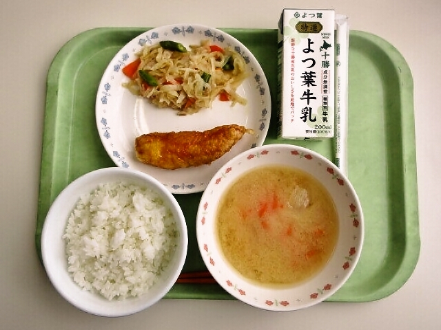 ごはん、みそ汁（人参・玉ねぎ）、ささみの黒酢風味、切干大根の洋風煮、牛乳