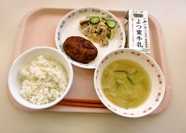 ごはん、みそ汁（きゃべつ・昆布）、照り焼きハンバーグ、大根サラダ、牛乳