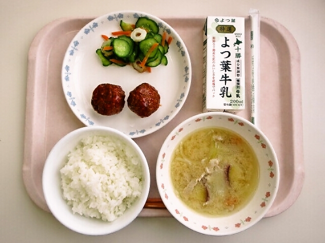 ごはん、さつまいも汁、ケチャップあん肉団子、きゅうりもみ、牛乳
