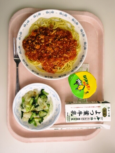 スパゲッティミートソース、グリーンサラダ、はちみつレモンゼリー、牛乳