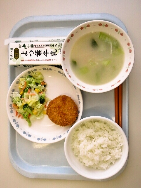 ごはん、チンゲン菜スープ、チキンカツ、コーンサラダ、牛乳