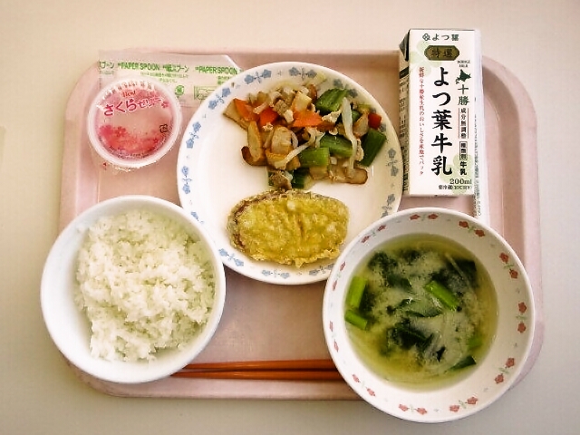 ごはん、みそ汁（大根・小松菜）、さつまいも天ぷら、ふきの五目煮、さくらゼリー、牛乳