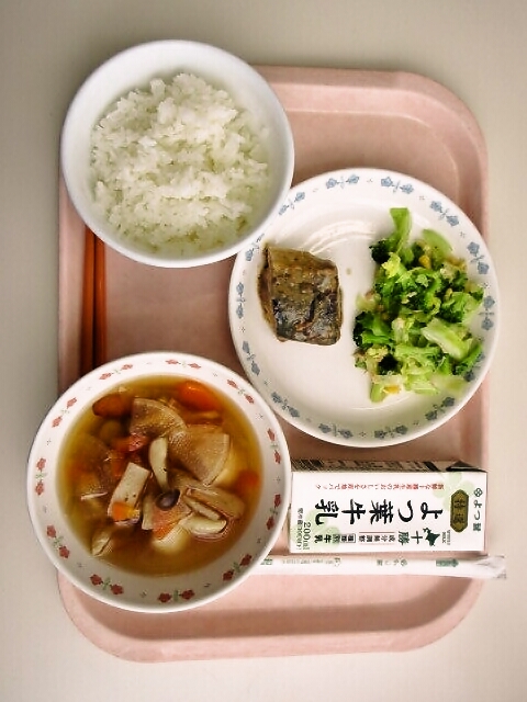 ごはん、白玉汁、さばの味噌煮、ブロッコリーのツナ和え、牛乳