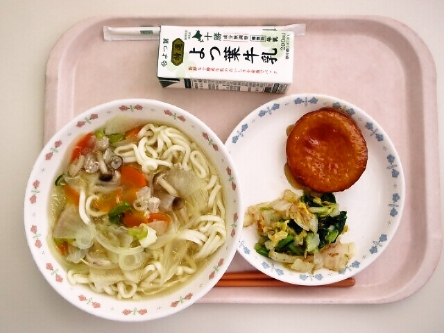 鶏だしうどん、いももち、白菜の梅かつお和え、牛乳