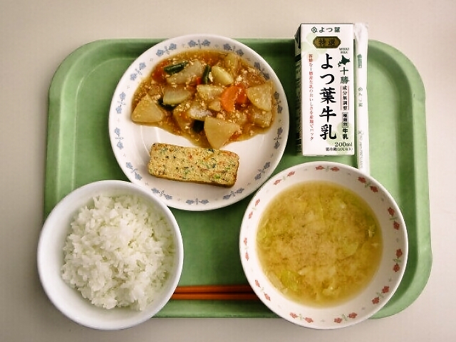 ごはん、みそ汁（きゃべつ・玉ねぎ）、具だくさん玉子焼き、大根のそぼろ煮、牛乳