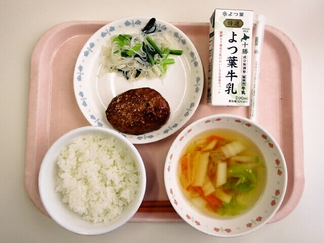 ごはん、白菜スープ、照り焼きハンバーグ、大根と青菜のサラダ、牛乳