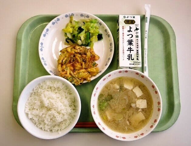 ごはん、豚汁、野菜のかき揚げ、白菜のおひたし、牛乳