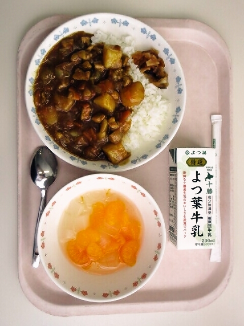 カレーライス、福神漬、フルーツのゼリー和え、牛乳