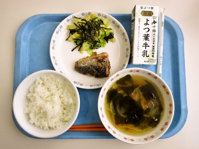 ごはん、わかめスープ、さばのみそ煮、キャベツの磯和え、牛乳