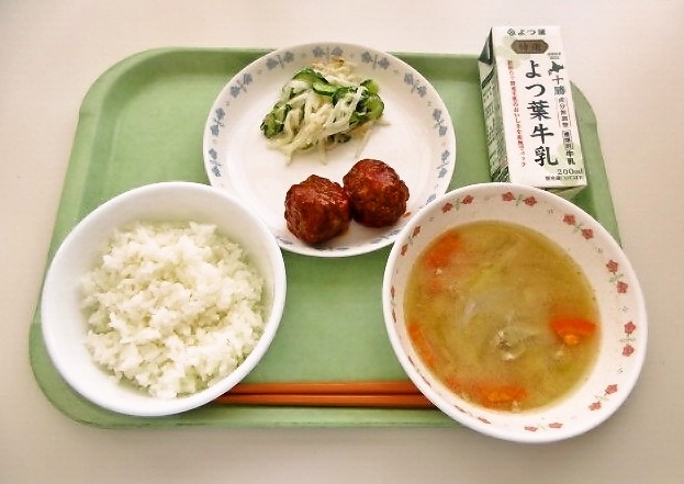 ごはん、さつまいも汁、ケチャップあん肉団子、大根ツナサラダ、牛乳