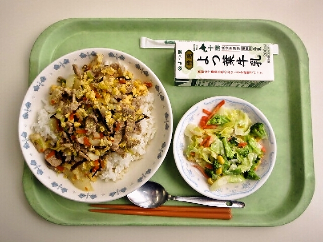 中華ちらし、コーンサラダ、牛乳