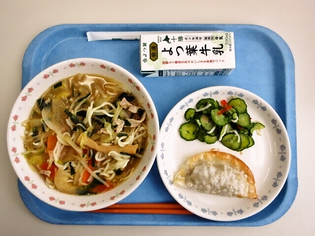 味噌ラーメン、ジャンボ餃子、きゅうりの中華漬け、牛乳