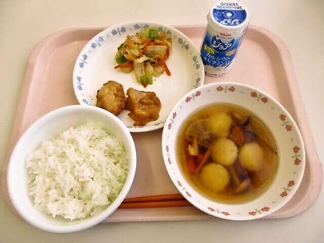 ごはん、いも団子汁、ミニチキン醬油、白菜のおかか和え、ジョア（プレーン）