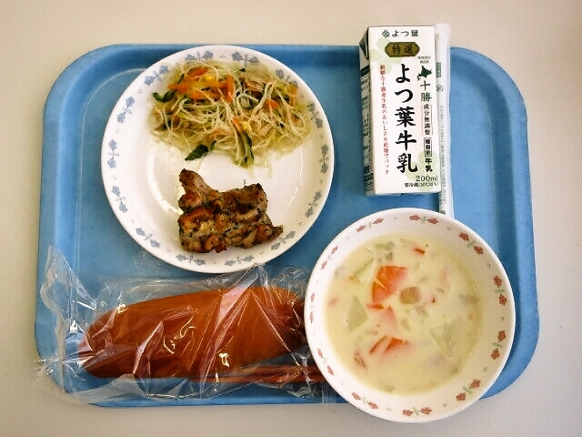 ミルクパン、ホワイトシチュー、鶏のスパイス焼き、春雨サラダ、牛乳