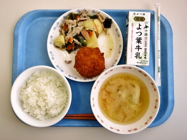 ごはん、みそ汁（きゃべつ・人参）、コーンフライ、塩肉じゃが、牛乳