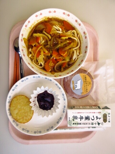 カレーうどん、ハッシュドポテト、どら焼き、牛乳