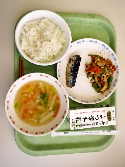 ごはん、野菜スープ、いわしの梅煮、ふきのみそ炒め、牛乳