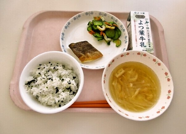 わかめごはん、みそ汁（大根・油揚げ）、ほっけの塩焼き、きゅうりもみ、牛乳