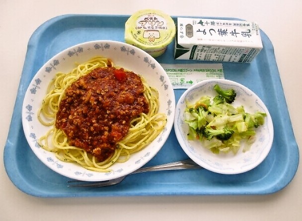 スパゲッティボロネーゼ、ブロッコリーサラダ、プリン、牛乳