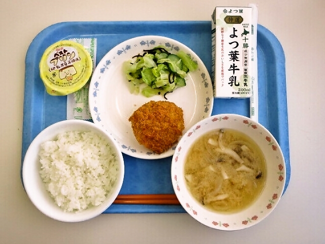 ごはん、みそ汁（玉ねぎ・しめじ）、メンチカツ、やみつききゃべつ、プリン、牛乳